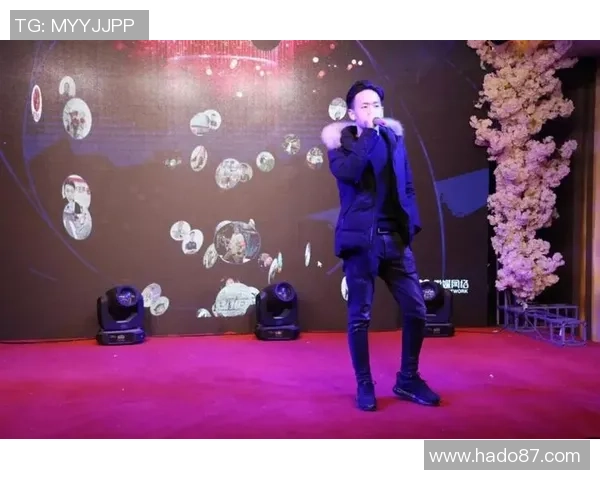 荣耀时刻足球巨星捧杯绽放笑容见证巅峰荣誉与辉煌时光 荣耀时刻足球巨星捧杯绽放笑容见证巅峰荣誉与辉煌时光