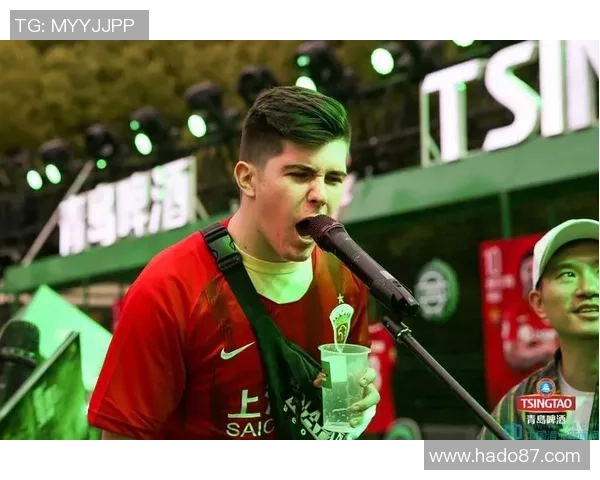 足球巨星赛后畅饮啤酒展现豪迈个性引发球迷热烈讨论 足球巨星赛后畅饮啤酒展现豪迈个性引发球迷热烈讨论